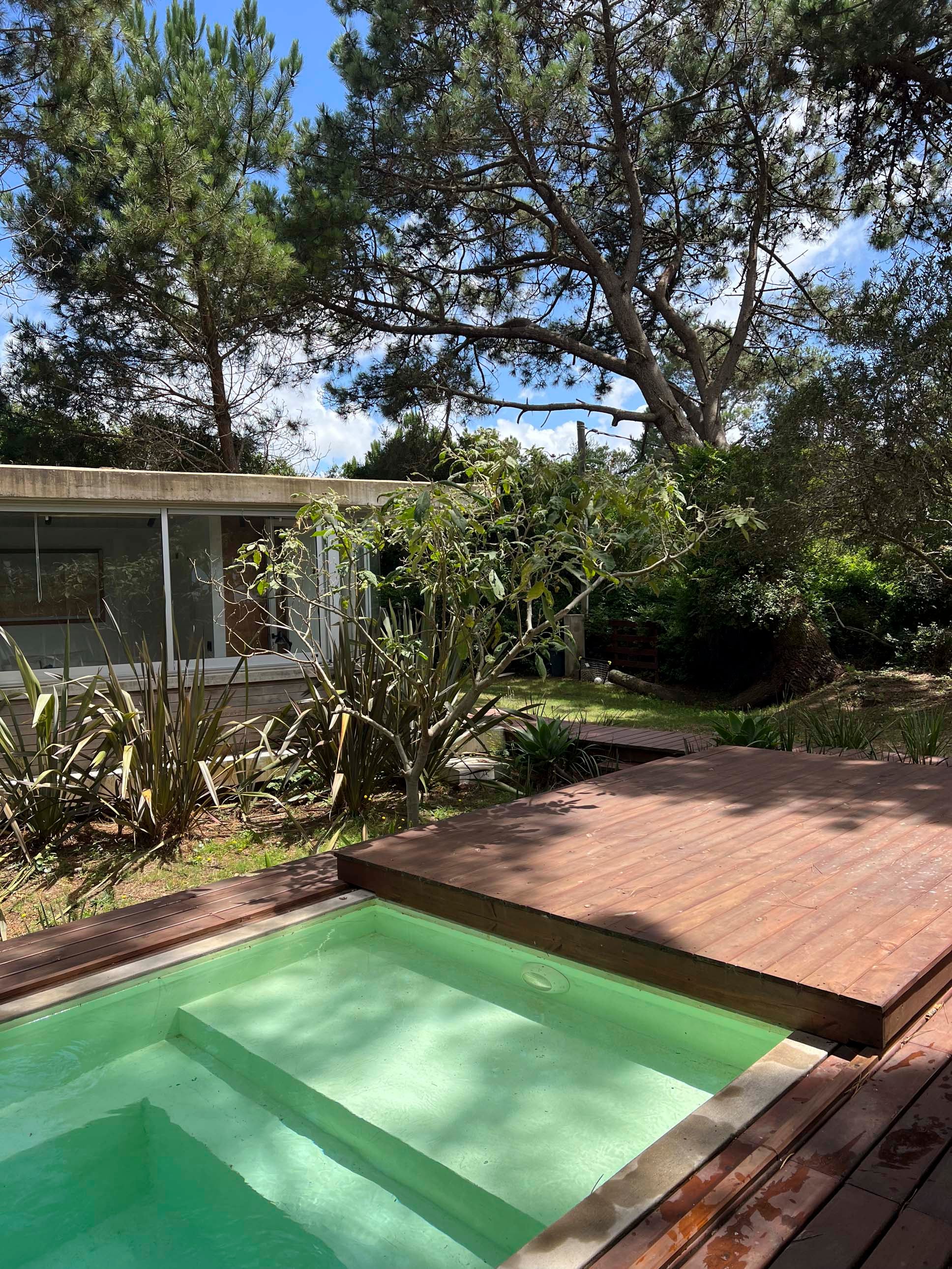 En San Antonio, Uruguay, una casa refugio con pileta verde que tiene tapa corrediza