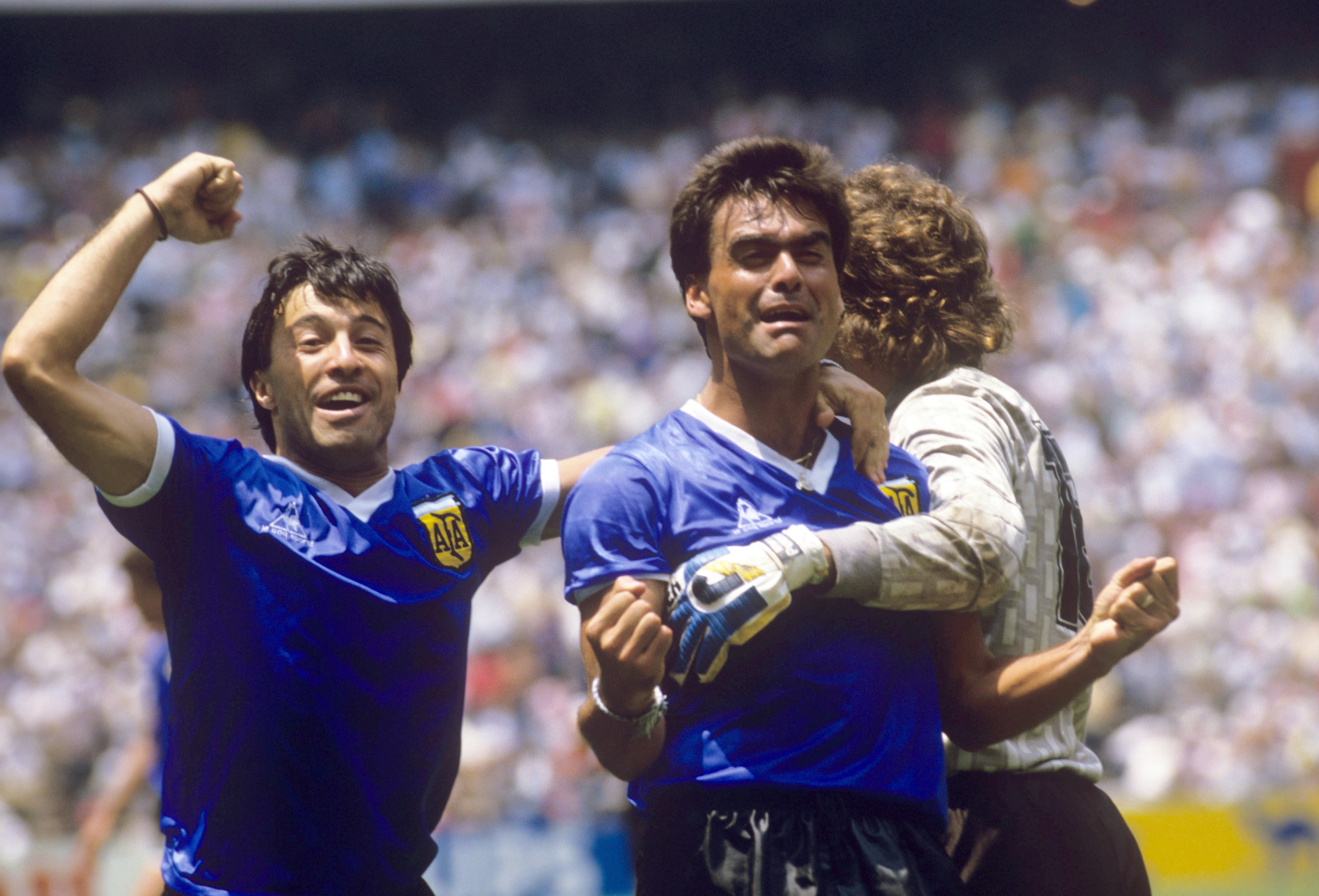 Entre la gloria de ayer y el sueño de hoy: el hilo invisible que une a México 86 con la selección de Scaloni 9 El recordado Tata Brown festeja con Pumpido y Olarticoechea el histórico triunfo ante Inglaterra, por los cuartos de final de México 86