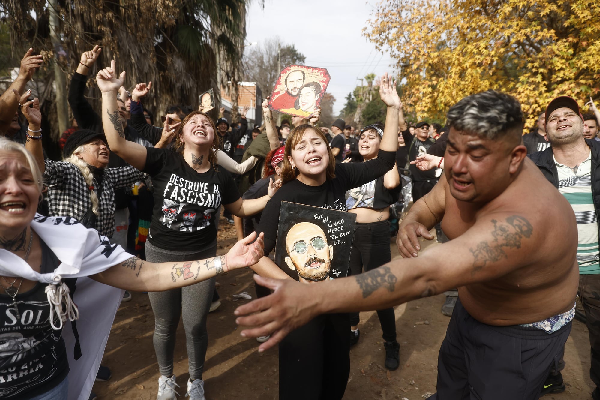 Fans del Indio Solari se reúnen en las inmediaciones de su casa para despedirlo