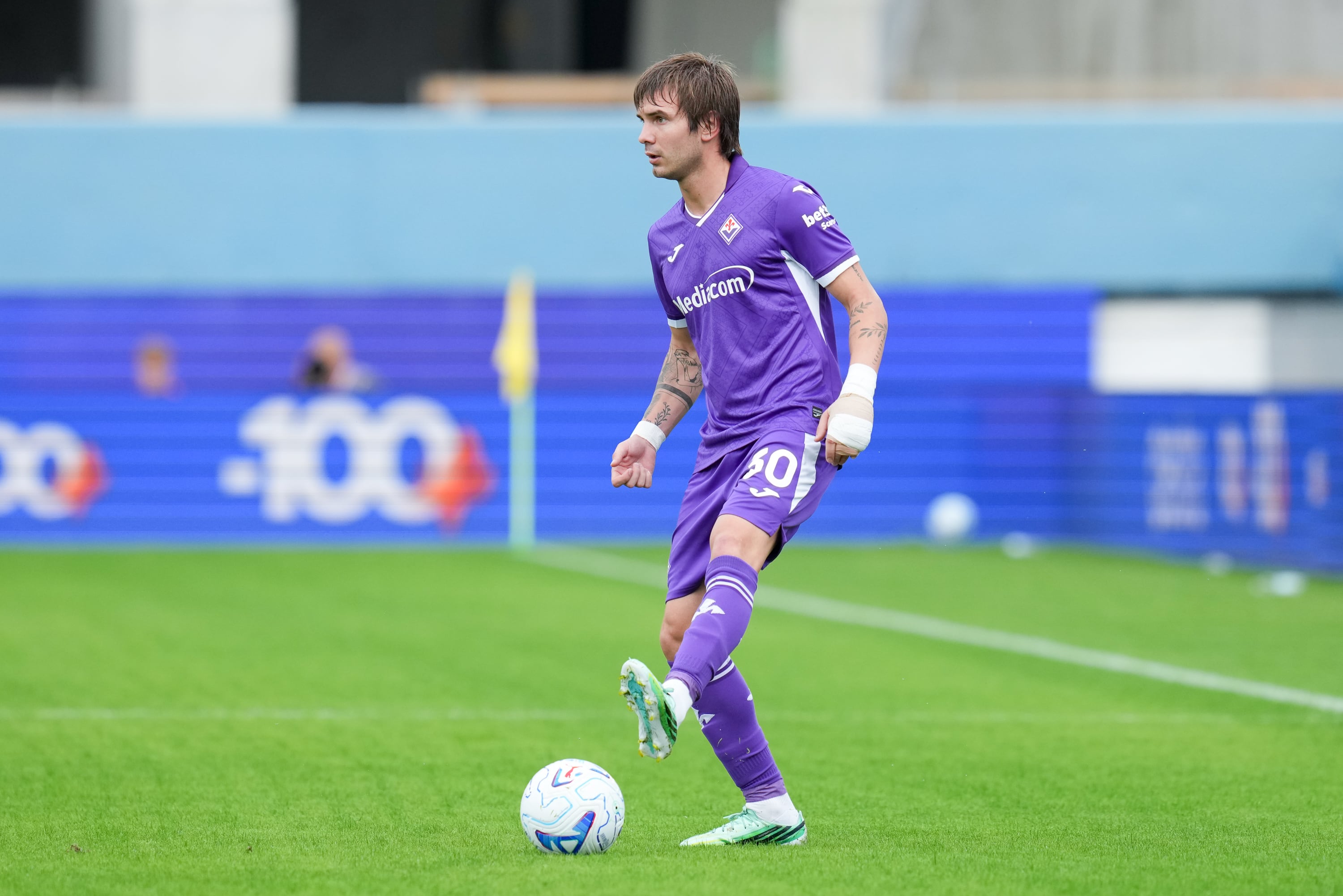 Franco Mastantuono durante la derrota de Fiorentina ante Como 1907 en el estadio Artemio Franchi