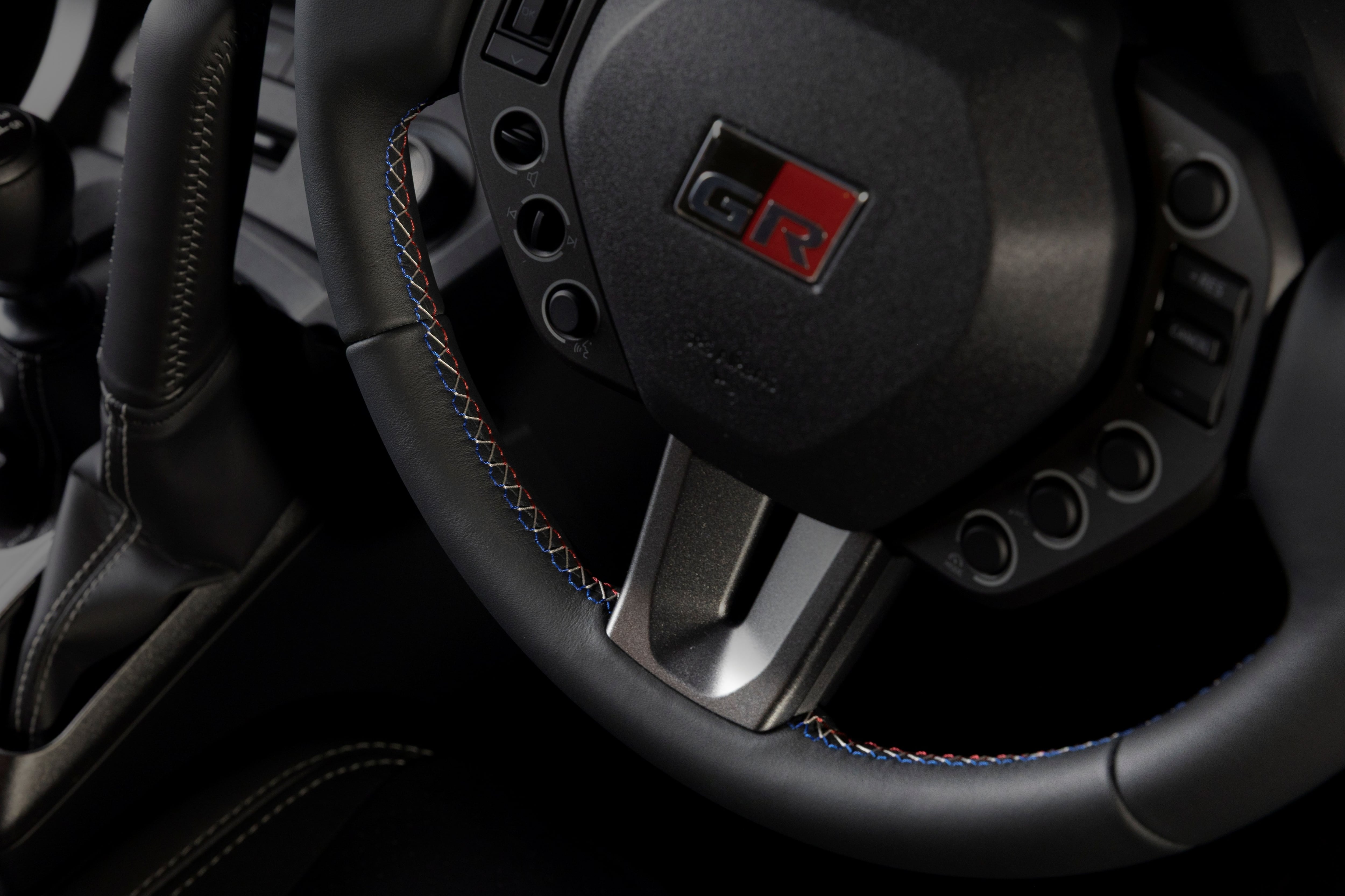 Las costuras en rojo, azul y gris continúan el tema francés en el volante