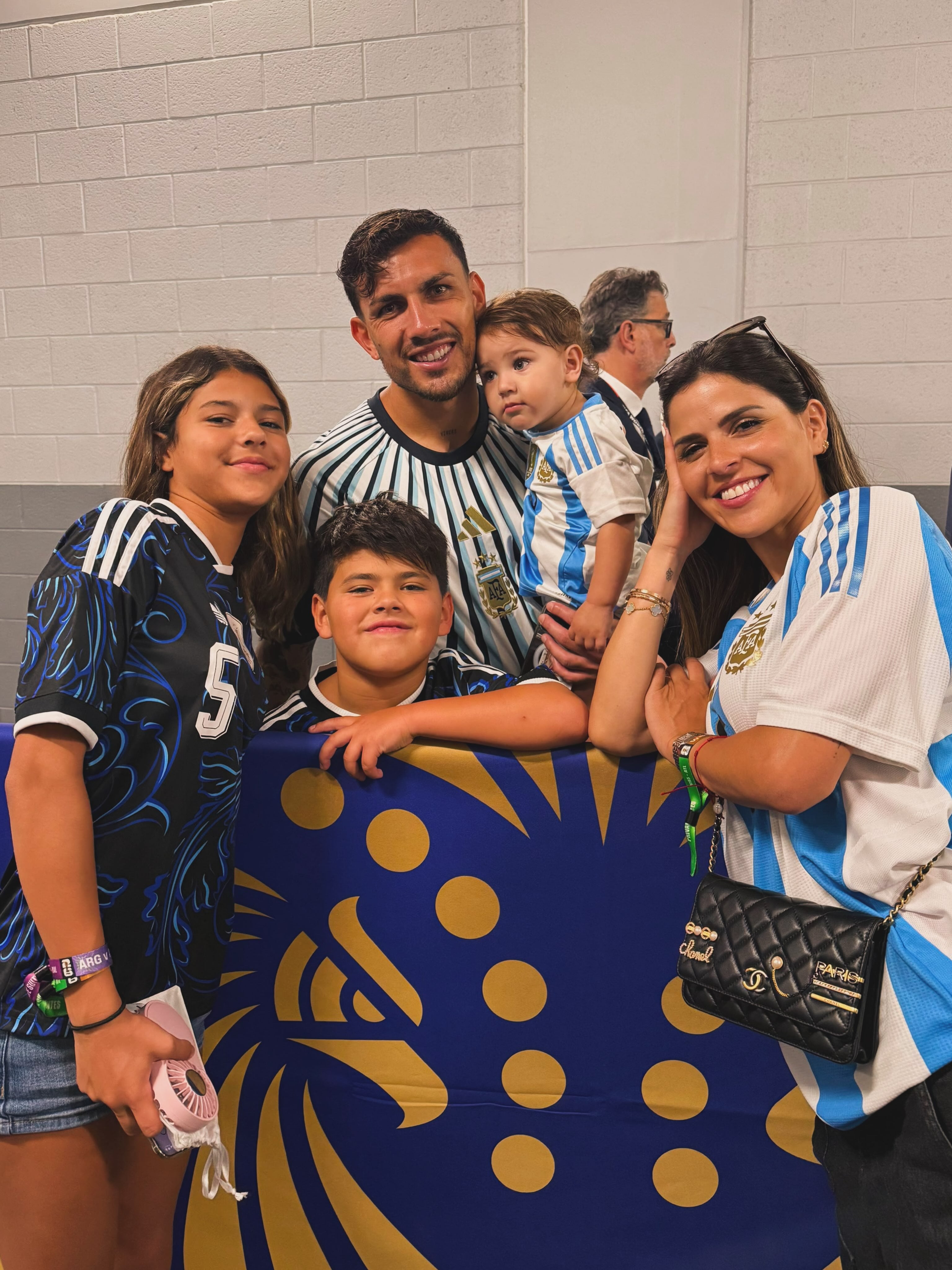 El capitán del Xeneize vive junto con su mujer, Camila Galante, y sus tres hijos, Victoria, Giovanni y Lautaro