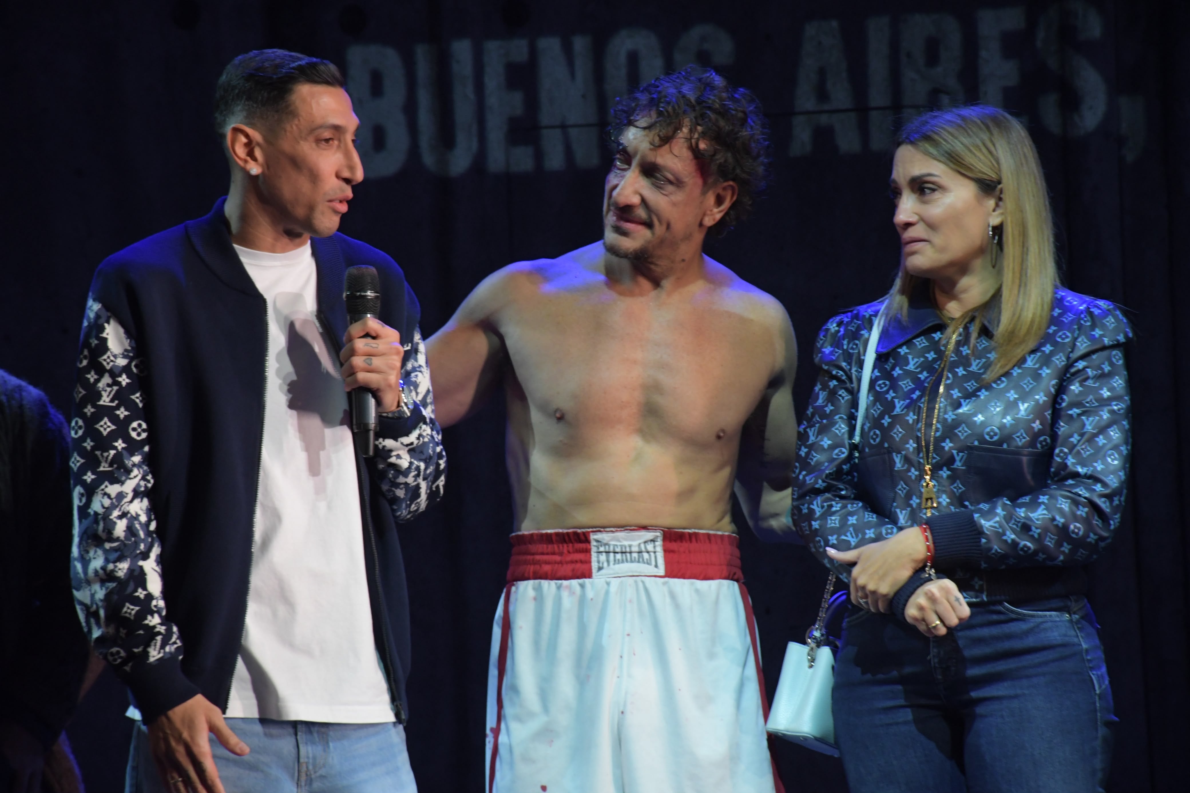Di María y su mujer Jorgelina Cardoso subieron al escenario y recibieron una ovación