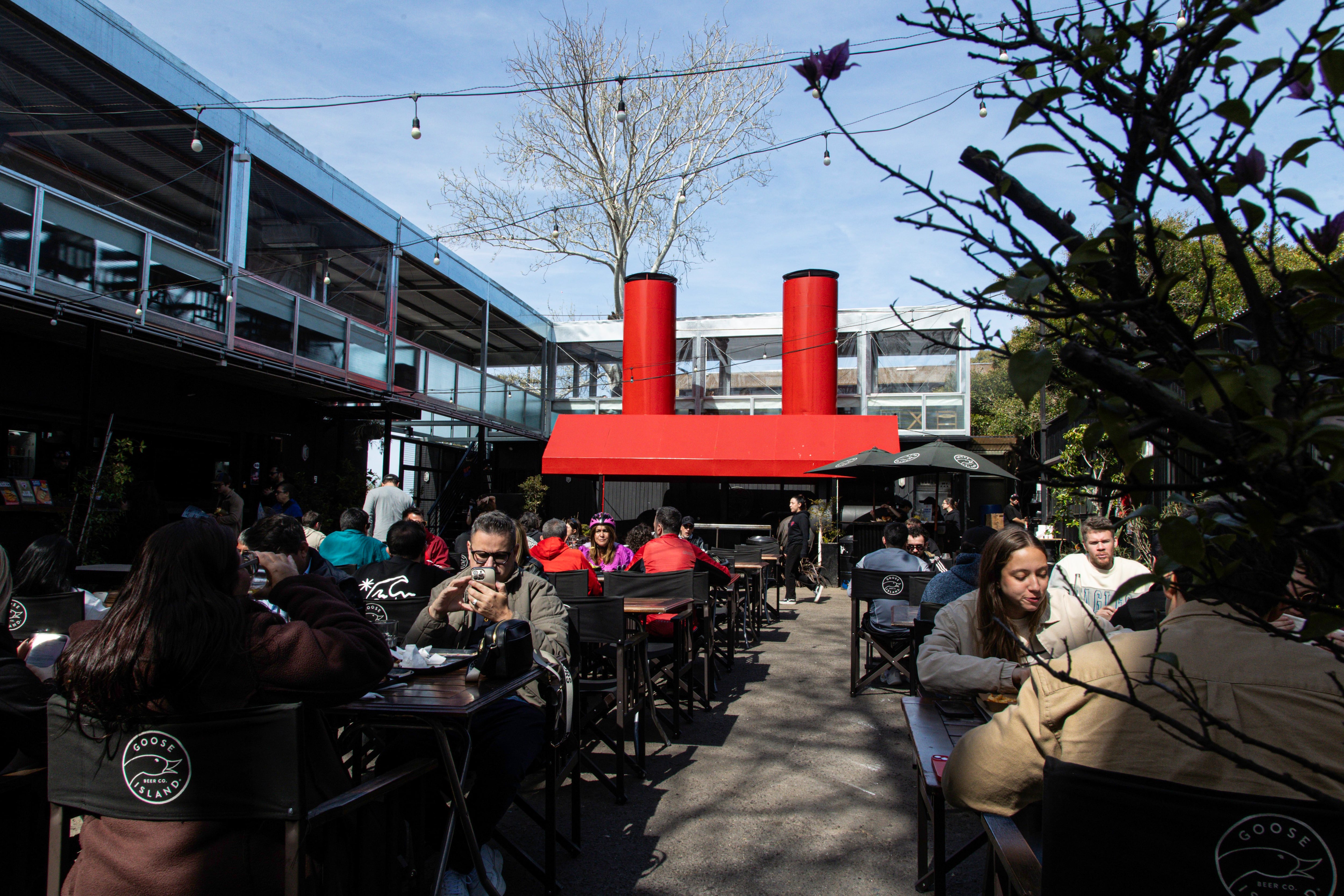 Cada participante trabajará sobre variables clave del ahumado, como el manejo del fuego, el tipo de madera, los tiempos de cocción, el rub —la mezcla de especias que se aplica antes del ahumado—, el uso de la barbacoa en distintas etapas y el desarrollo del bark, la corteza exterior que concentra sabor en la carne