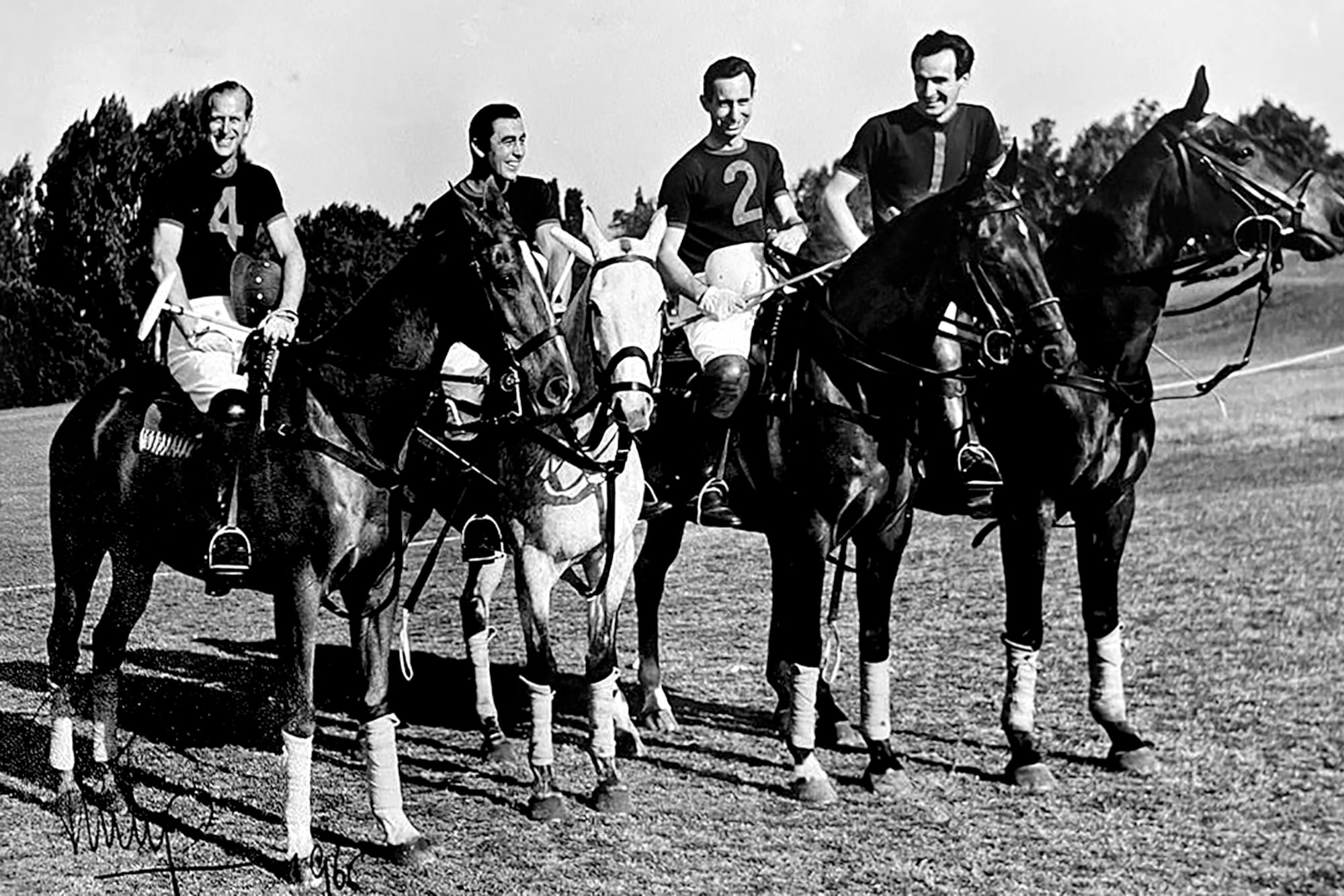 El duque Felipe de Edimburgo, Horacio Antonio Heguy y Alberto Pedro Heguy en el Hurlingham Club