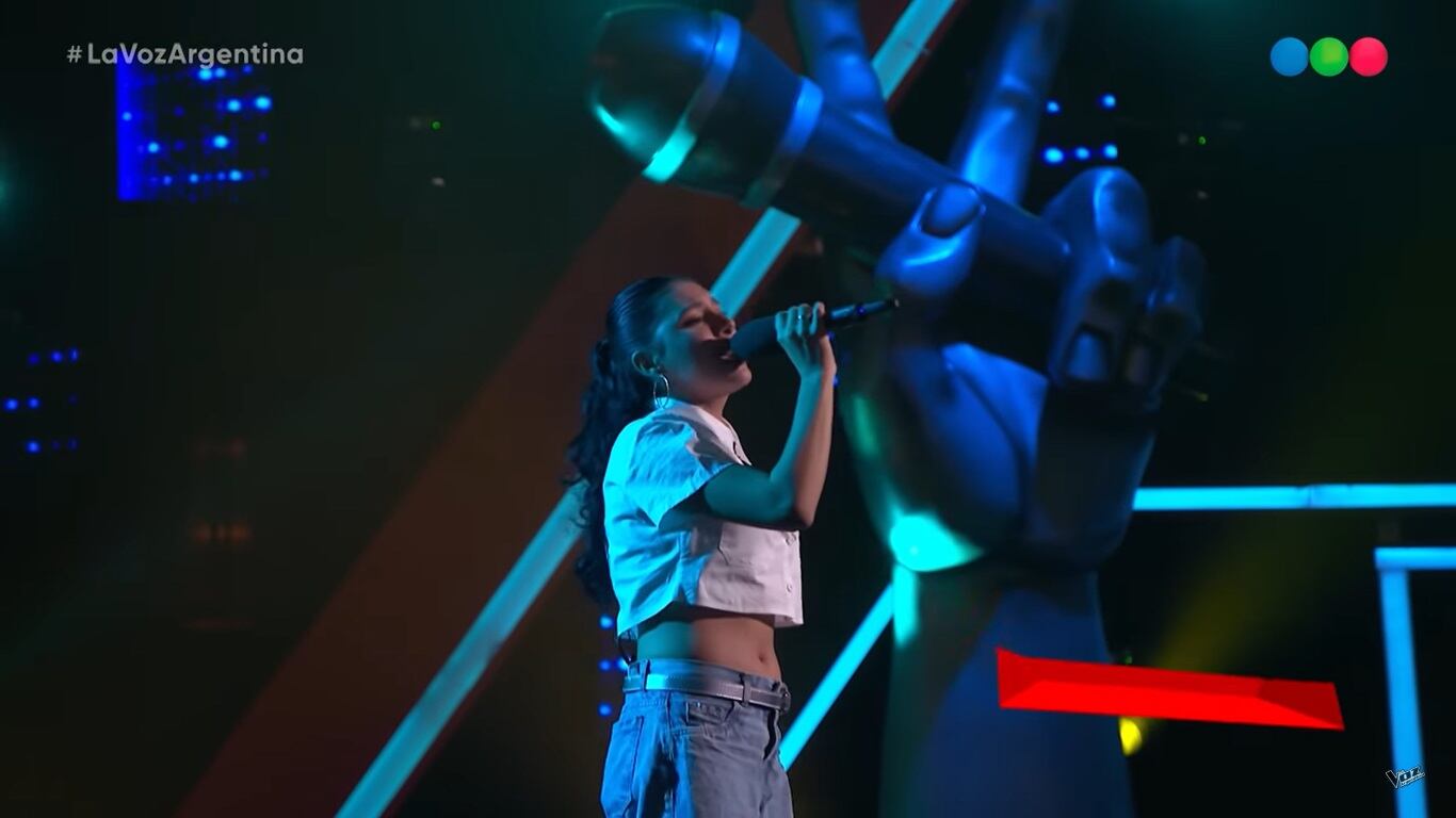 Camila Ruíz Avellaneda interpretó Amor de tres, del grupo musical Aroma