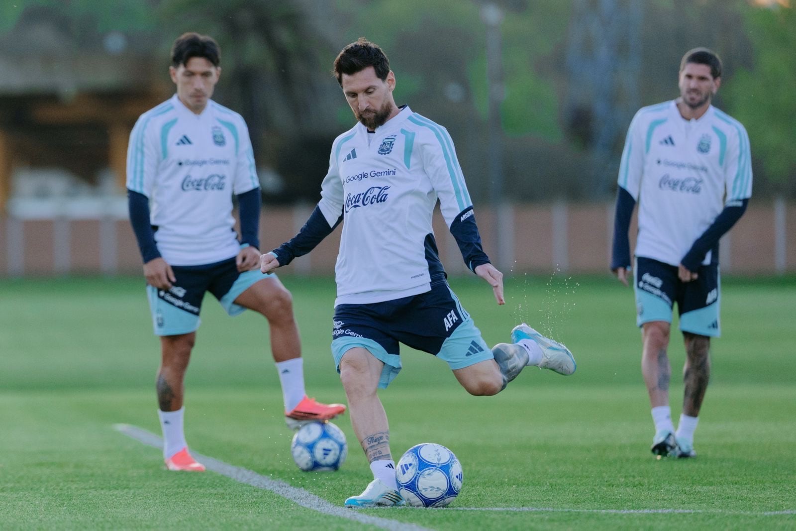 Lionel Messi con Lisandro Martínez y Rodrigo De Paul, en el entrenamiento de este domingo por la tarde en el predio de Ezeiza, previo a su despedida