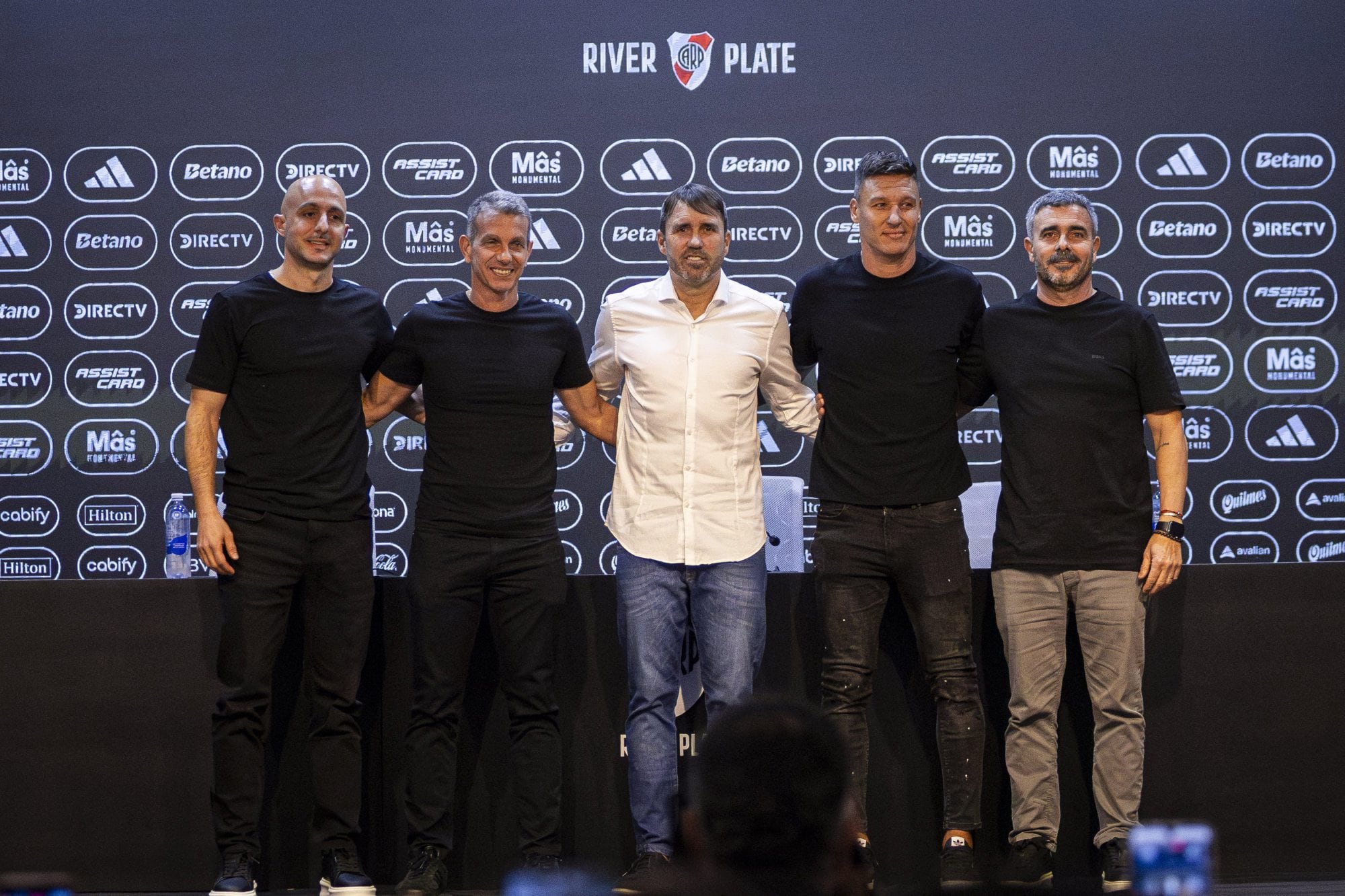 Eduardo Coudet junto con su cuerpo técnico (Damían Musto a la derecha de Chacho) en su presentación como nuevo entrenador de River