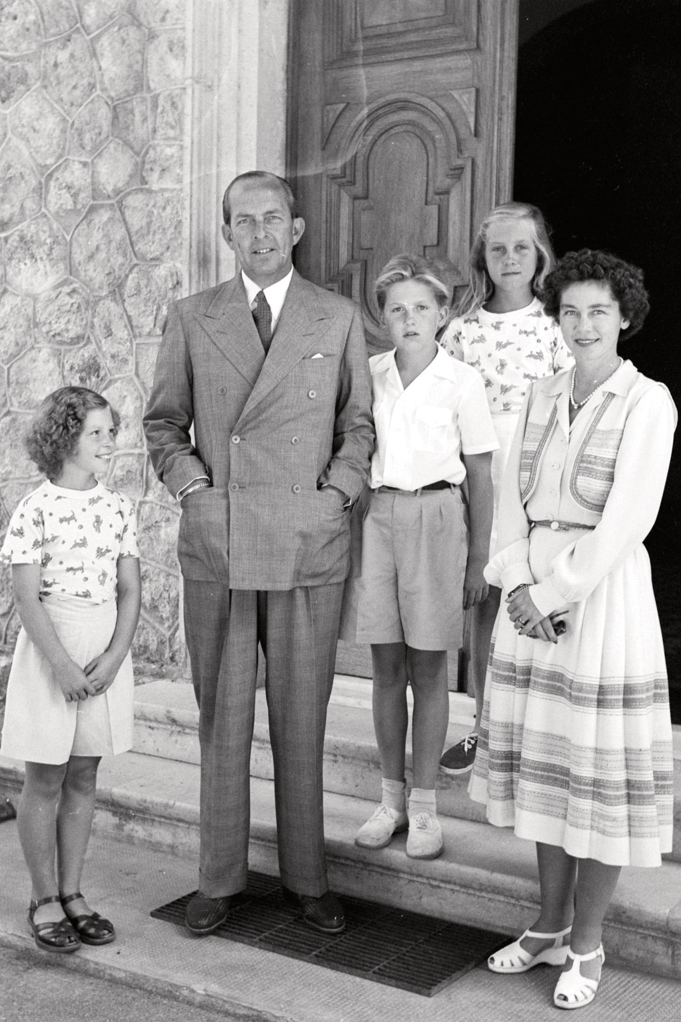 La familia real griega en 1950. De izquierda a derecha, Irene; su padre, el rey Pablo I; su hermano, el príncipe Constantino; su hermana mayor, la princesa Sofía; y su madre, la reina Federica