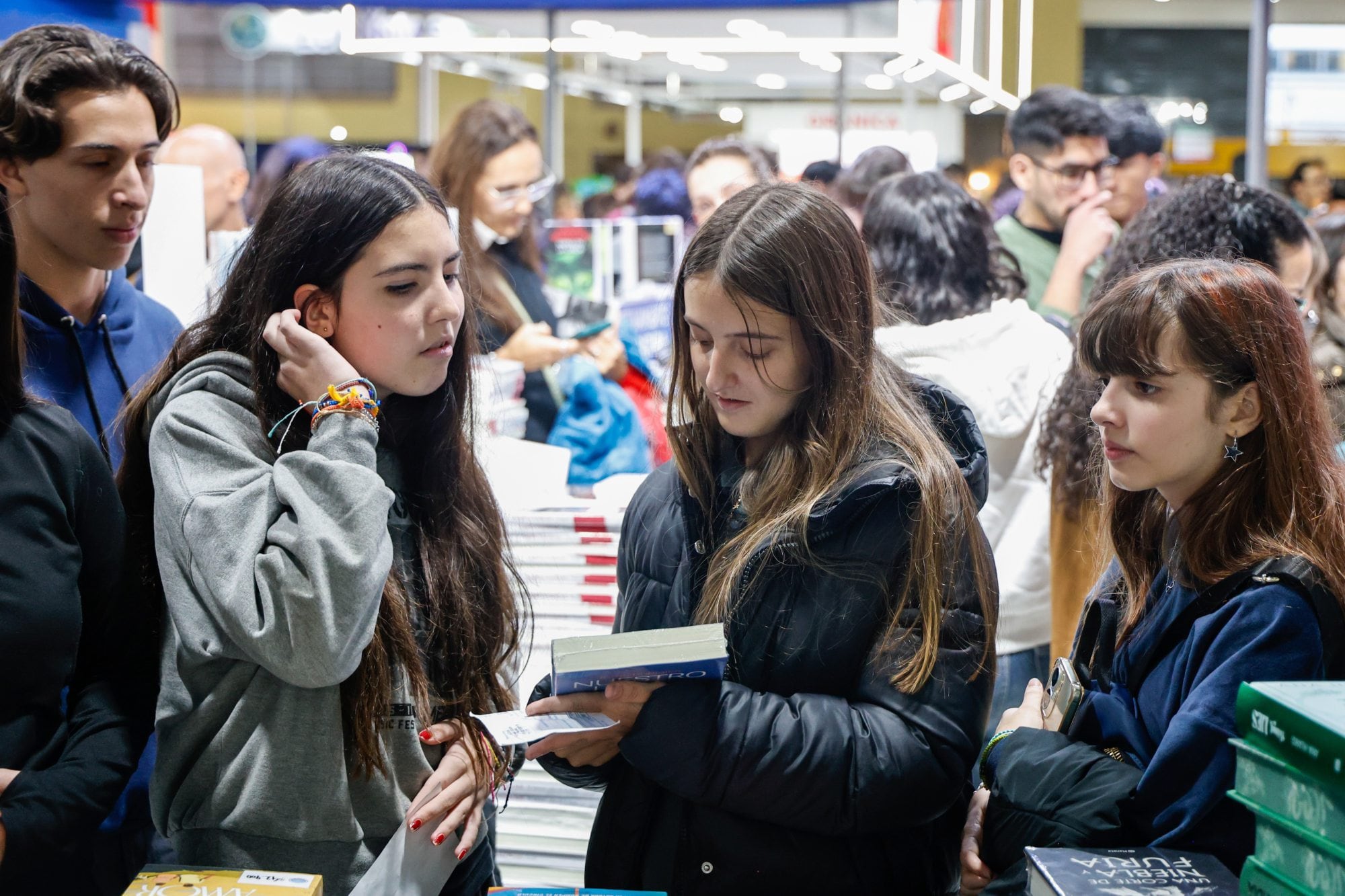 Muchos adolescentes coparon la Feria este viernes