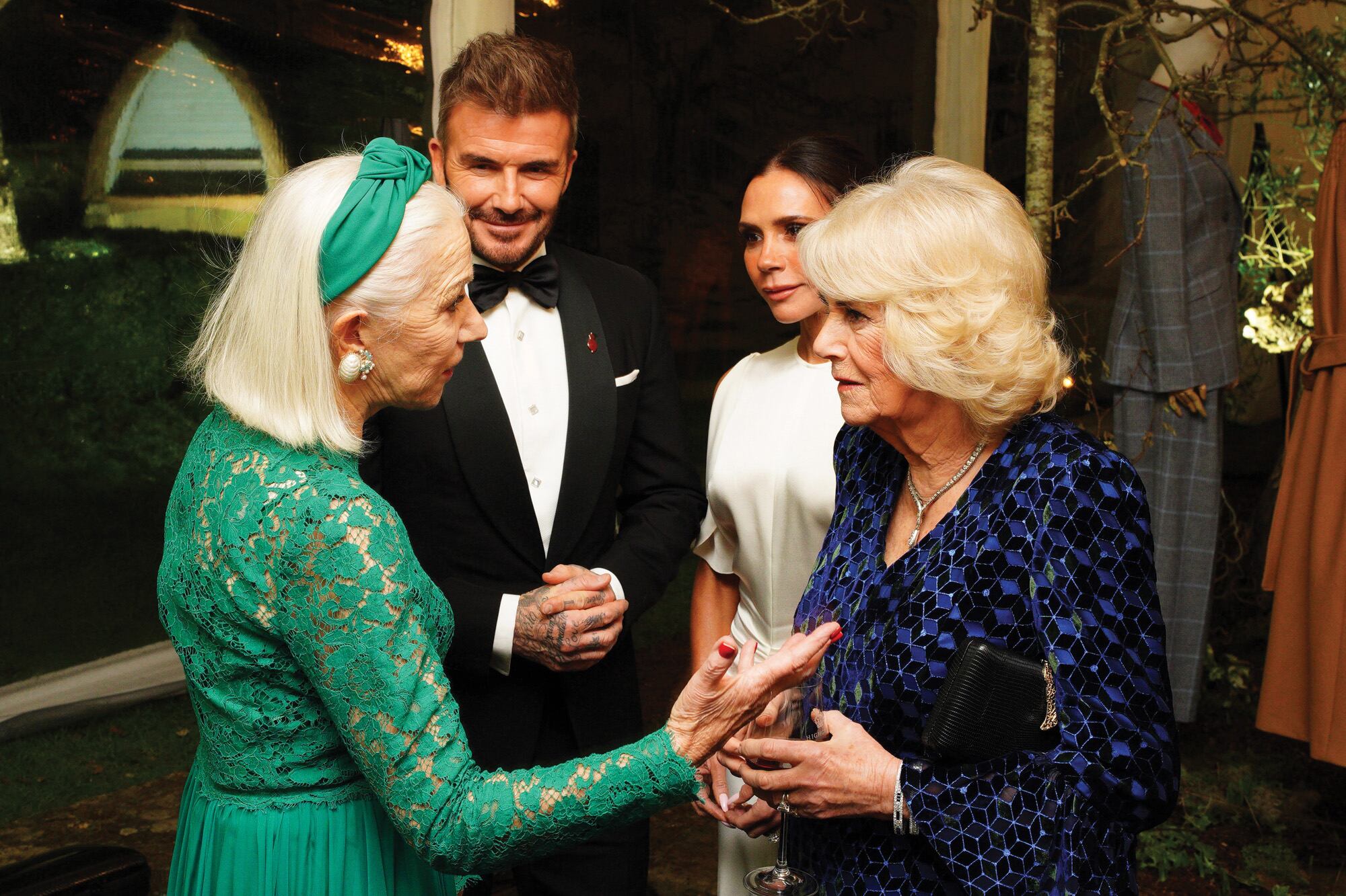 La reina Camilla saludó a la actriz Helen Mirren ante la atenta
mirada de los Beckham.