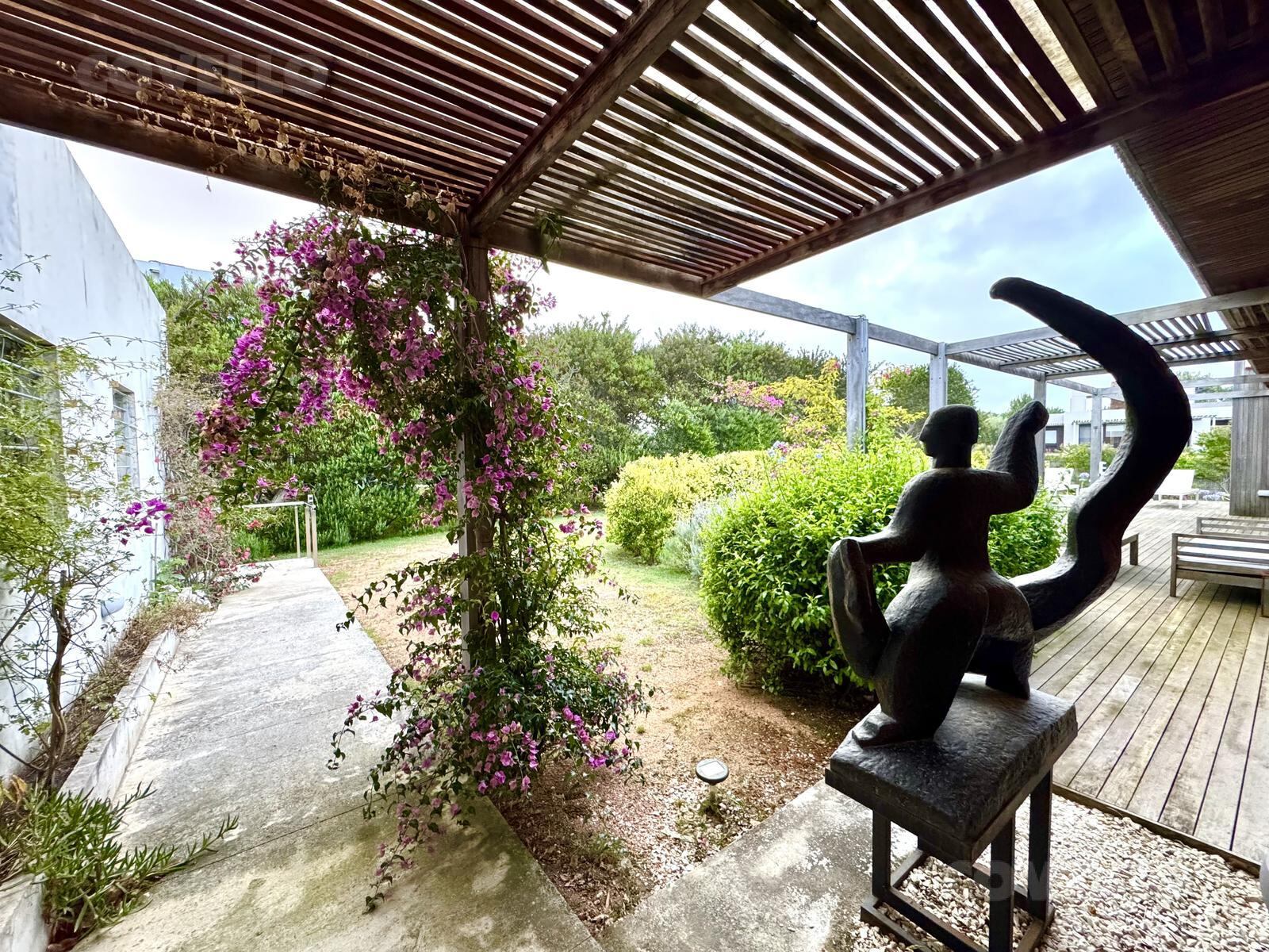 Las obras de arte se aprecian en todos los ambientes, incluso en el exterior