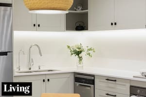 Hicieron a nuevo una cocina que necesitaba ganar metros, luz y practicidad