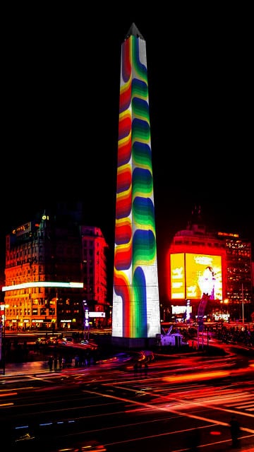 El Obelisco intervenido mediante mapping con obras de Julio Le Parc, en 2019