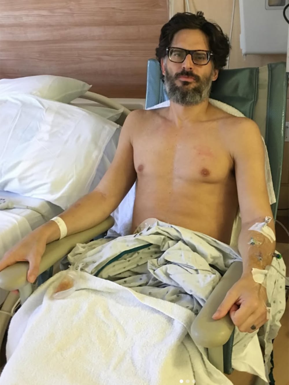 Joe Manganiello mostró las impactantes secuelas de la extraña enfermedad que padece: “No puedo creer que esté vivo” 6 La impactante fotografía que compartió Joe Manganiello en su cuenta de Instagram para dar cuenta de la enfermedad autoinmune que padece y la súbita pérdida de peso que sufrió en tan solo 15 días