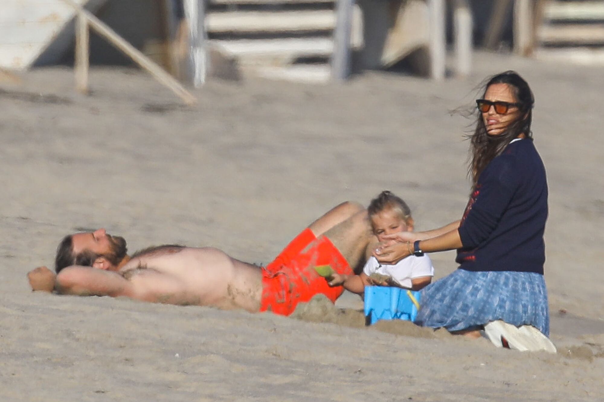 Bradley Cooper y su hija Lea compartieron una tarde de playa junto a Jennifer Garner