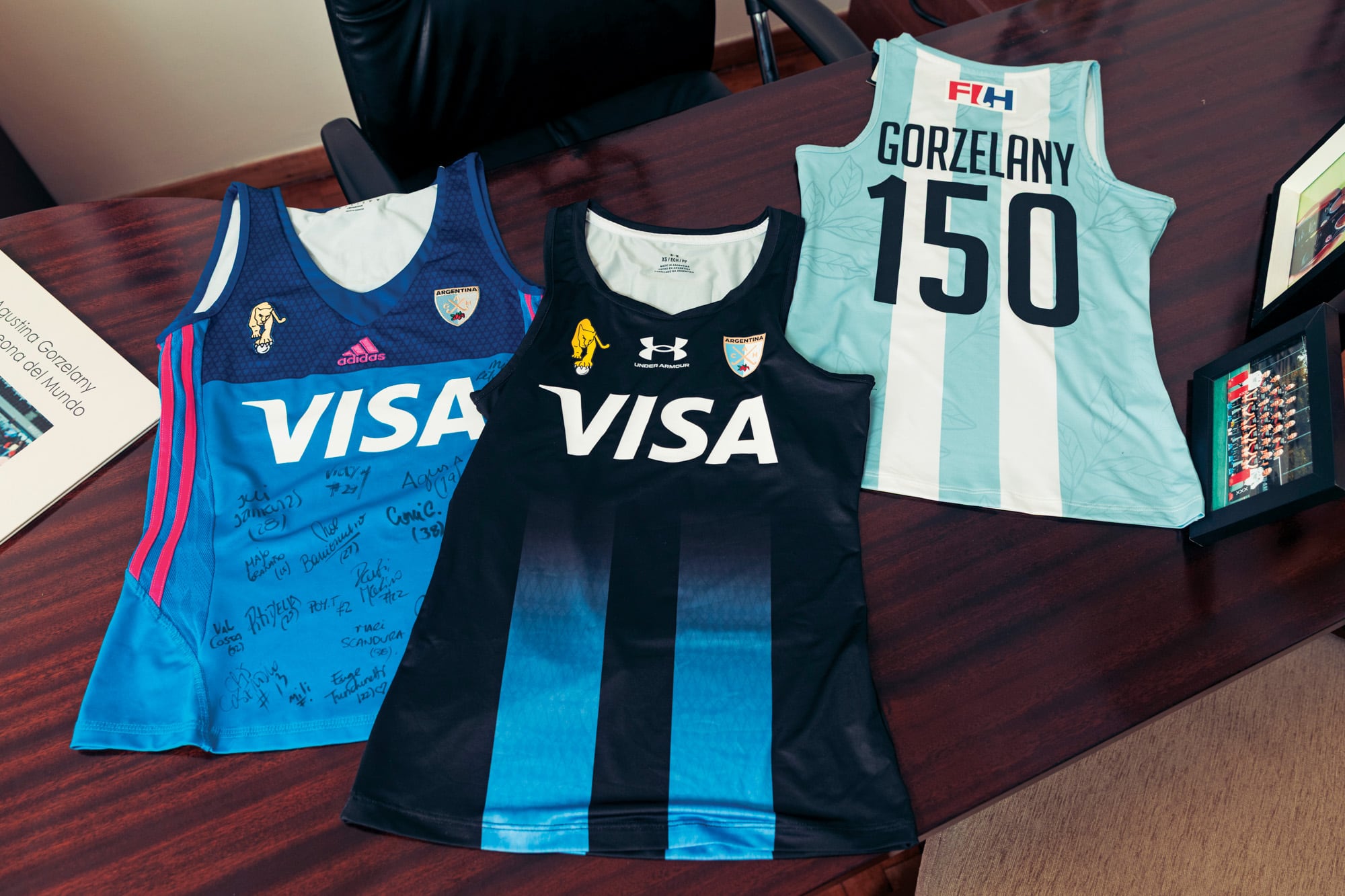 De izquierda a derecha, la camiseta de su primer torneo con las Leonas, la de la conquista mundialista de este año y la que recibió al alcanzar los 150 partidos con la Selección