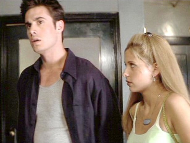 Freddie Prinze Jr. y Sarah Michelle Gellar en la película que se conocieron: Sé lo que hicieron el verano pasado (Foto: captura)