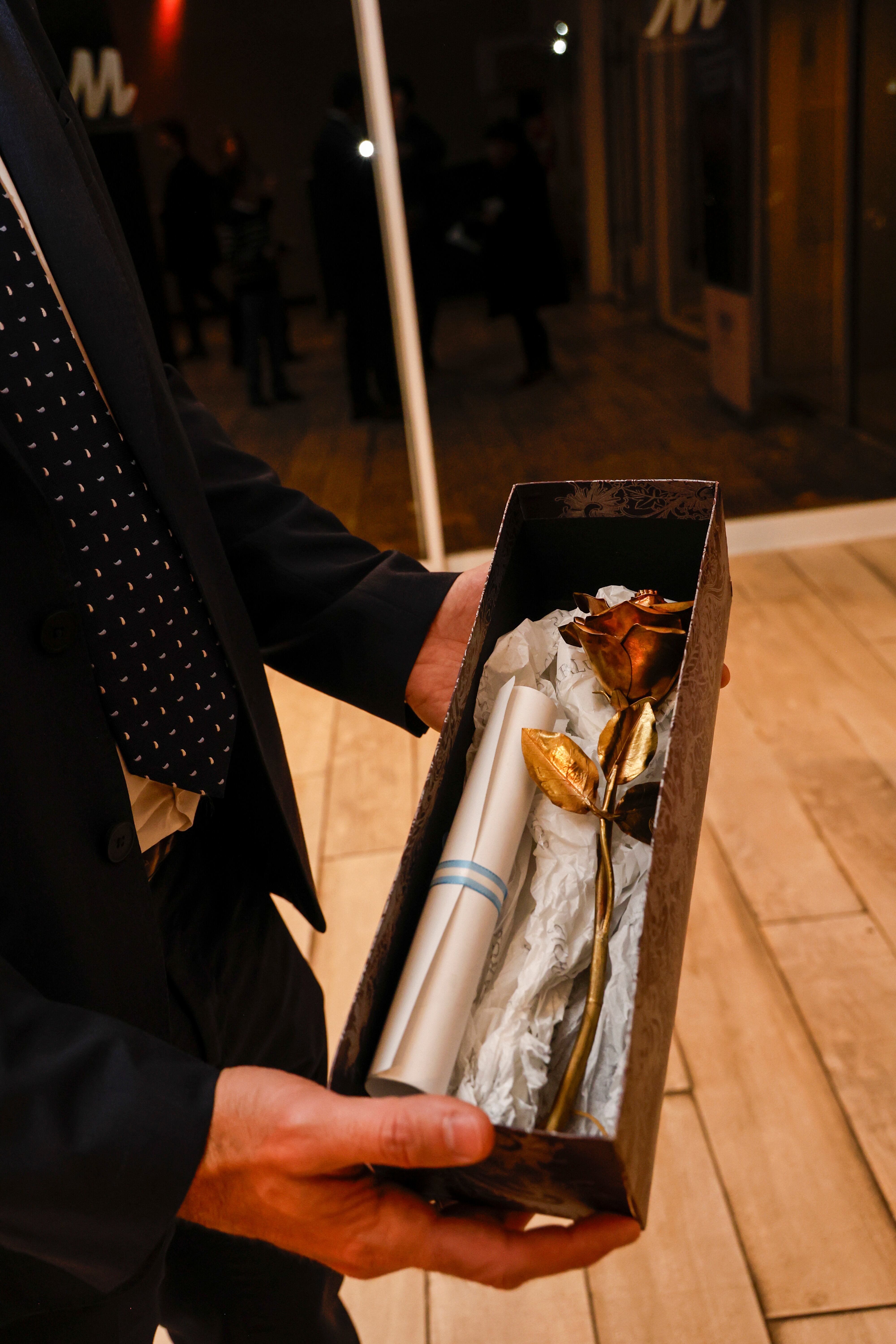Durante la velada se subastaron camisetas autografiadas de Las Leonas, de la selección nacional firmada por Rodrigo De Paul, otra firmada por los cameones del Mundo además de una rosa, obra de Juan Carlos Pallarols