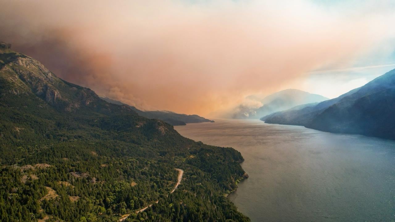 Alerta en la Patagonia. Sigue activo el fuego en el Parque Nacional Los Alerces y se acerca a zonas pobladas