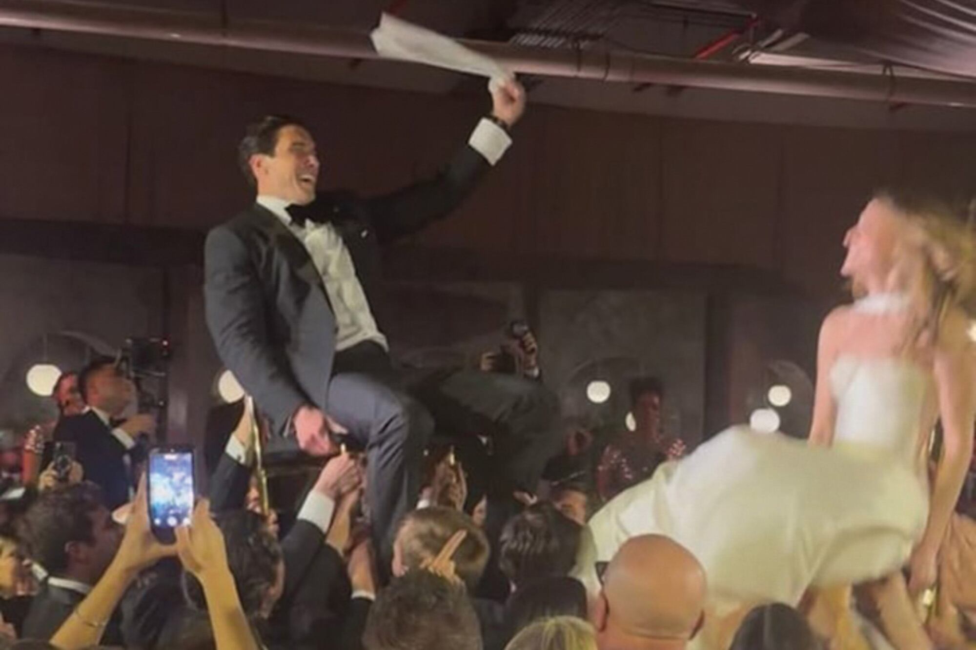 Una las pocas fotos que se filtró de la divertida fiesta de boda