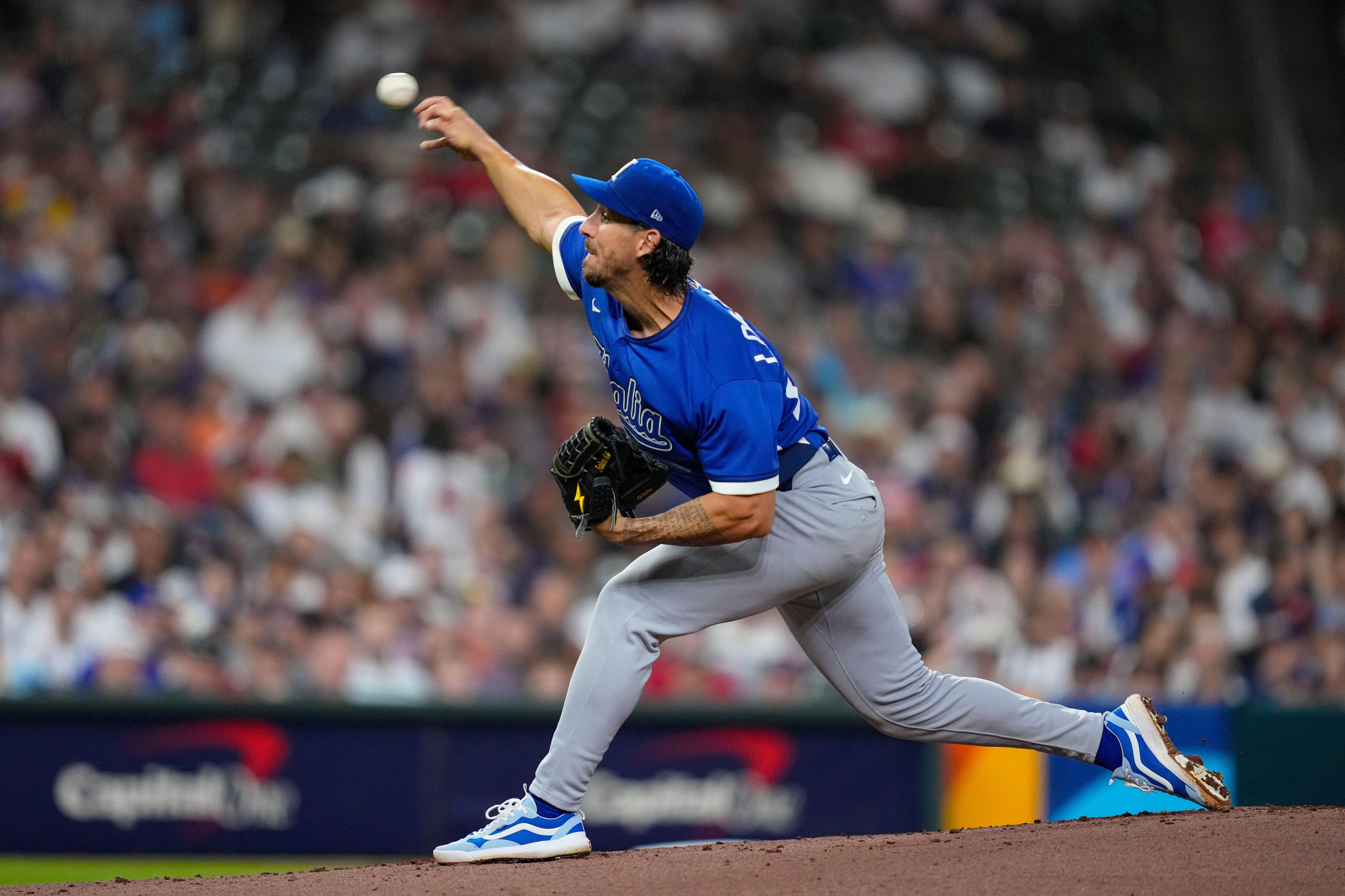 Michael Lorenzen (24), de Italia, lanza hacia los Estados Unidos en la primera entrada de un juego del Clásico Mundial de Béisbol, el martes 10 de marzo de 2026, en Houston. (Foto AP/Ashley Landis)