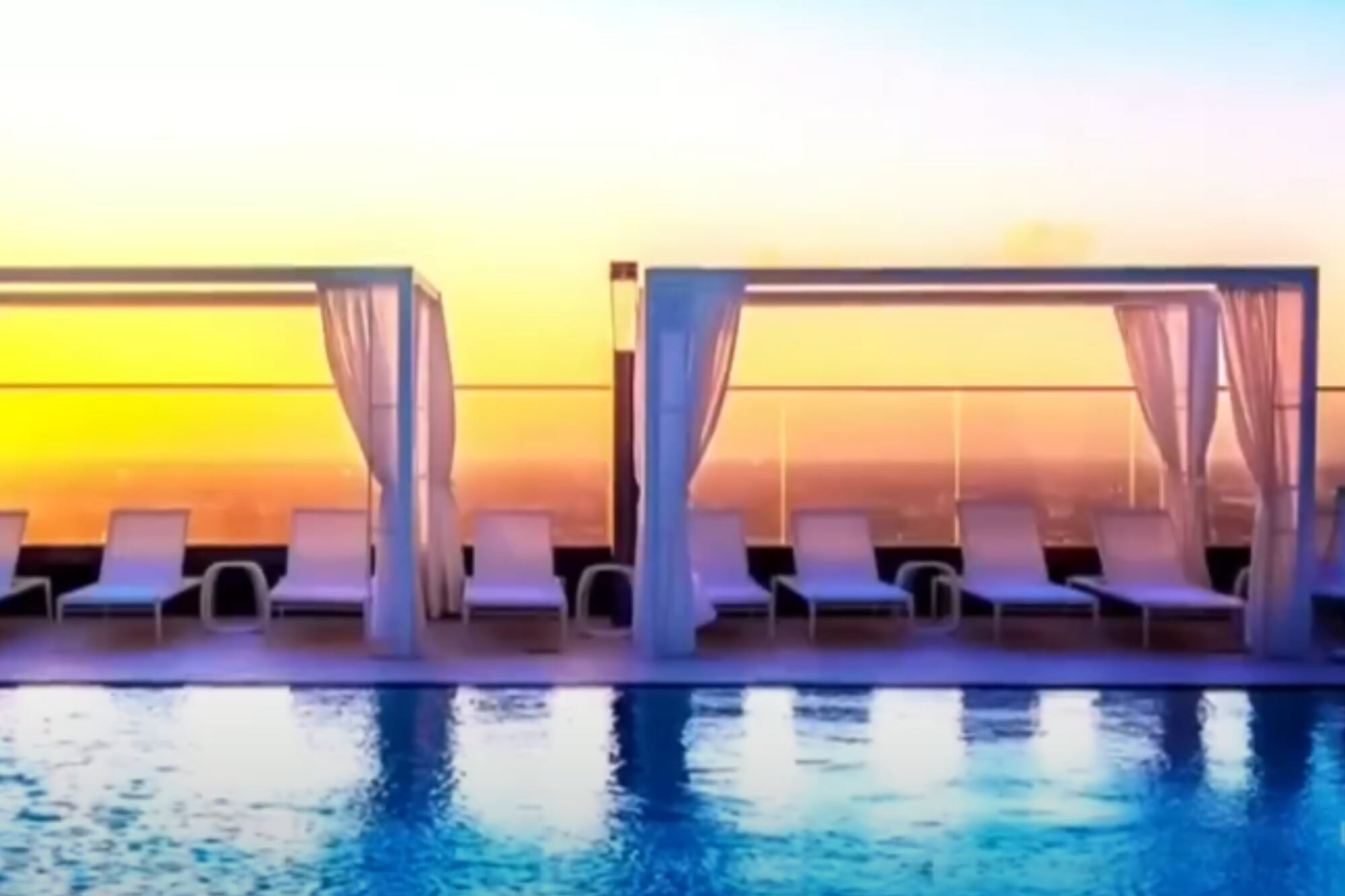 La cantante está en un edificio con servicios de resort