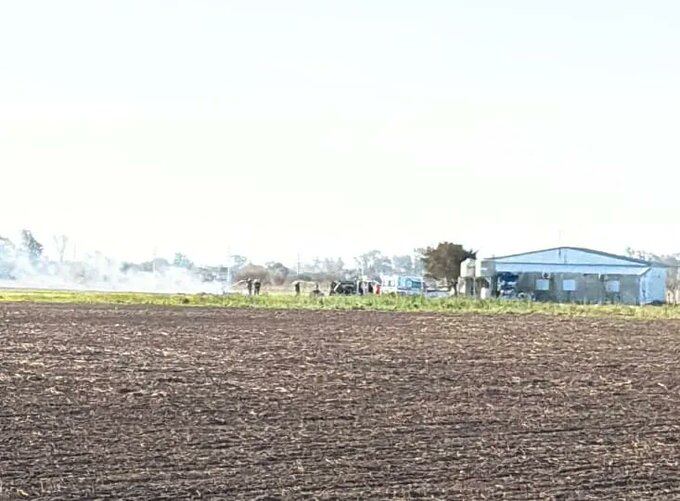 El avión que se estrelló y se prendió fuego.