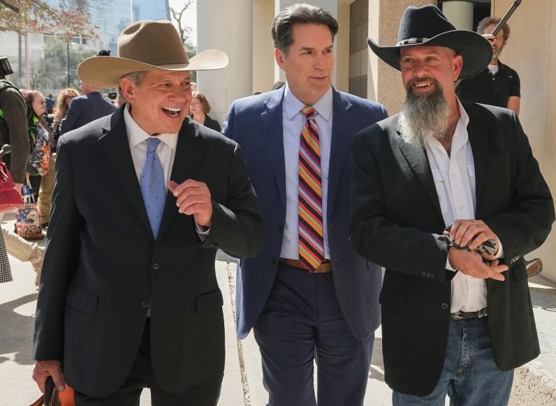 Forrest Welborn (derecha) sale del juzgado con su abogado Steve Goodson (izquierda) tras ser exonerado en una audiencia este jueves