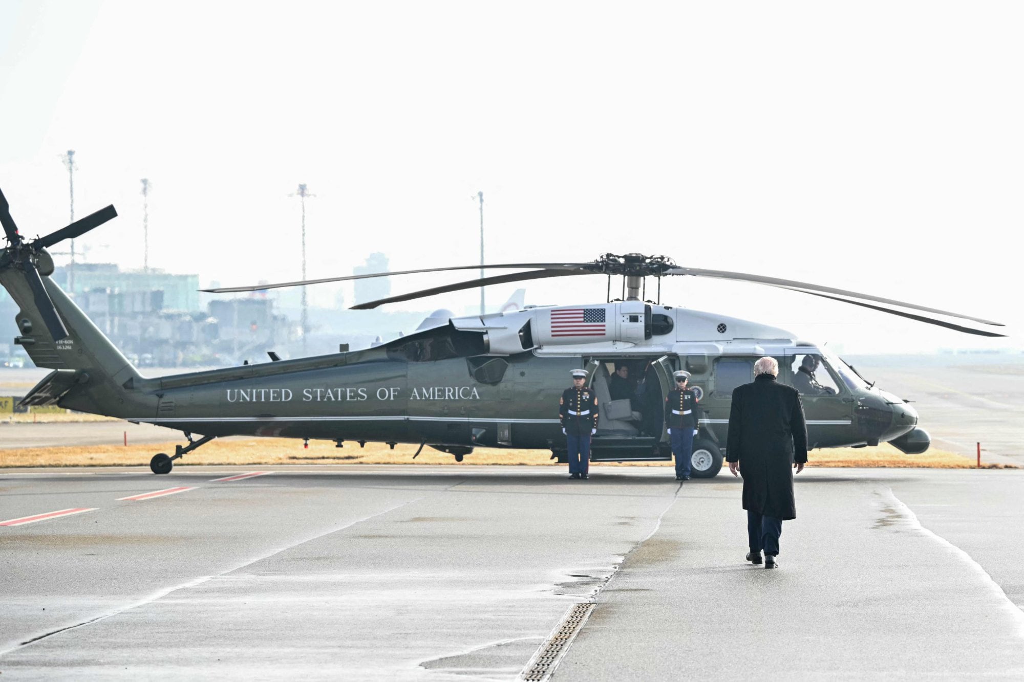 El presidente de Estados Unidos, Donald Trump, camina por la pista a su llegada al Aeropuerto de Zúrich para abordar un helicóptero rumbo a Davos, donde asistirá al Foro Económico Mundial, el 21 de enero de 2026. El Foro Económico Mundial se celebra en Davos del 19 al 23 de enero de 2026