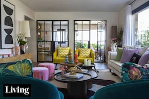 Con la ayuda de una interiorista, alineó su departamento con una estética afín a su gusto personal