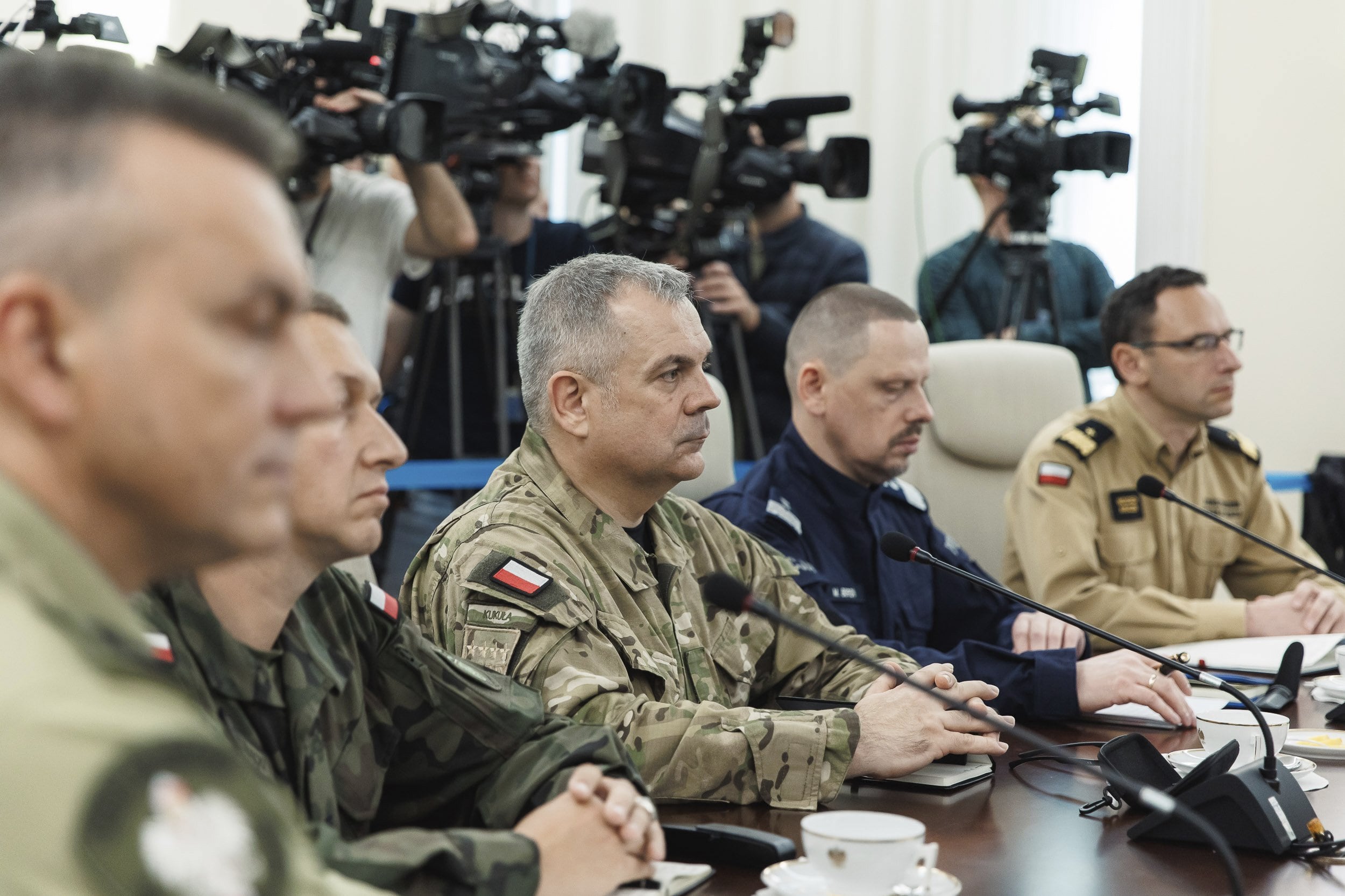 Los mandos militares polacos durante una reunión de emergencia por los drones rusos