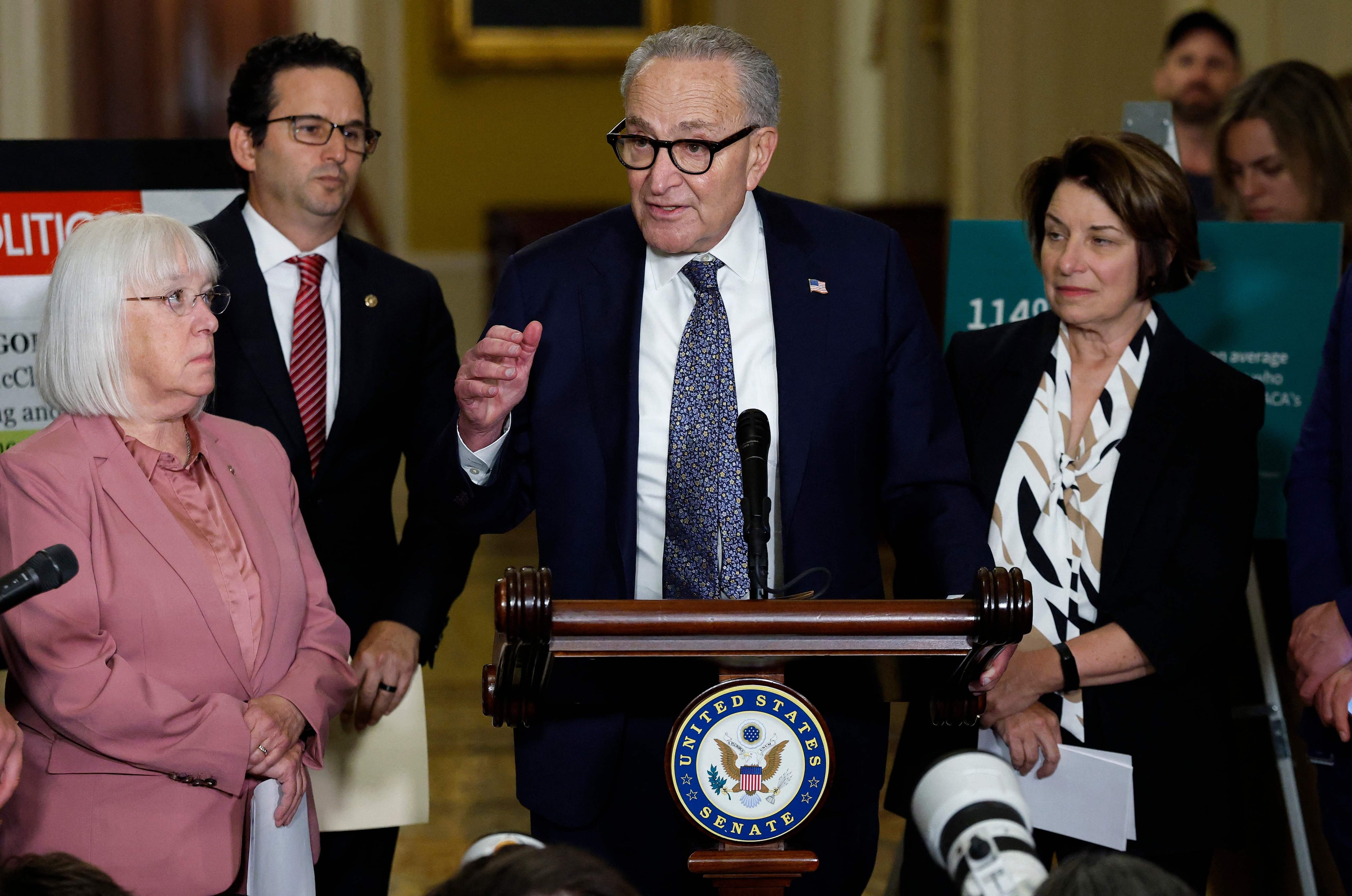 El líder de la minoría en el Senado, Charles Schumer (Demócrata de Nueva York) habla con la prensa en el Capitolio. Kevin Dietsch/Getty Images/AFP