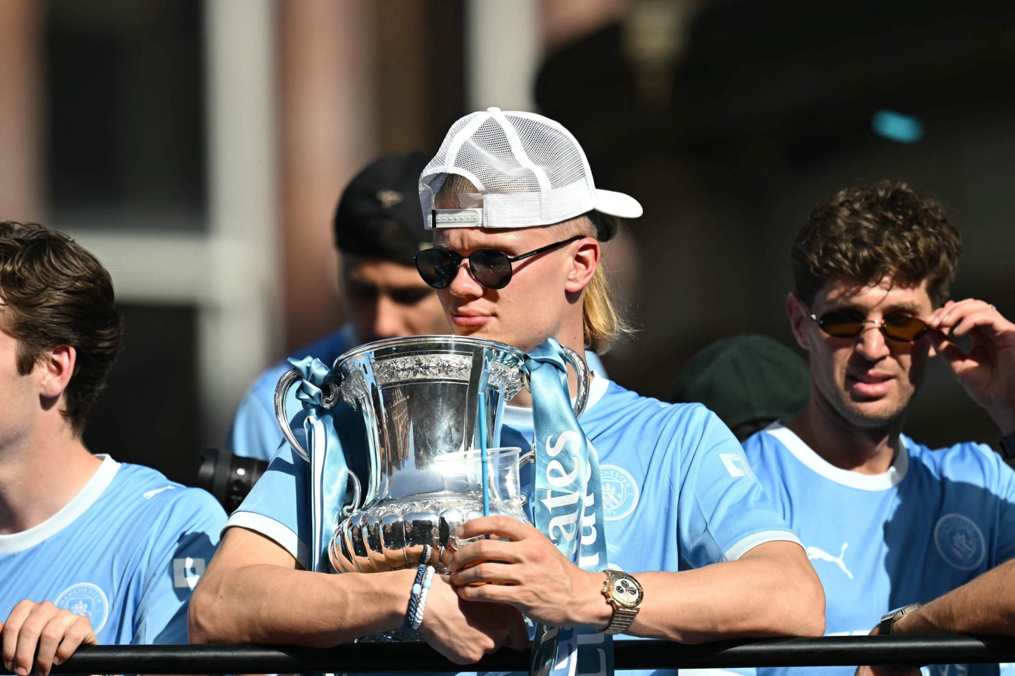El festejo de la última FA Cup de Manchester City, con Haaland teniendo el trofeo y Stones en el fondo