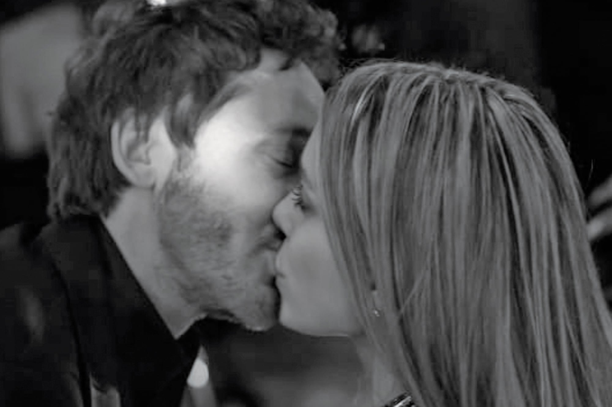 Brindis y beso con su novia