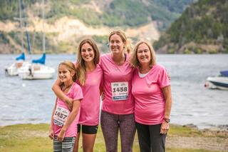 Son madre, hija y nietas corren juntas en San Martín de los Andes