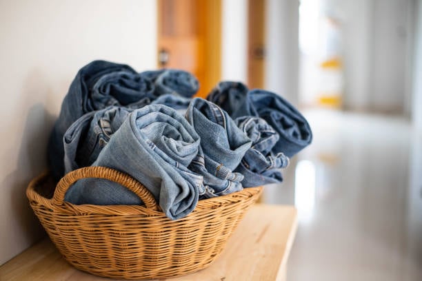 Los jeans son los clásicos pantalones que no pueden faltar en tu placard (Foto: istock)