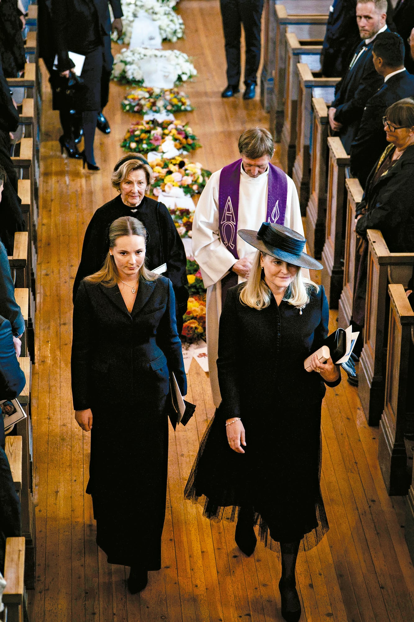 A la izquierda, la princesa Ingrid Alexandra y, a la derecha, la reina Mette-Marit; atrás, la reina Sonia y el párroco Paul Erik Wirgenes, en la iglesia de Ris