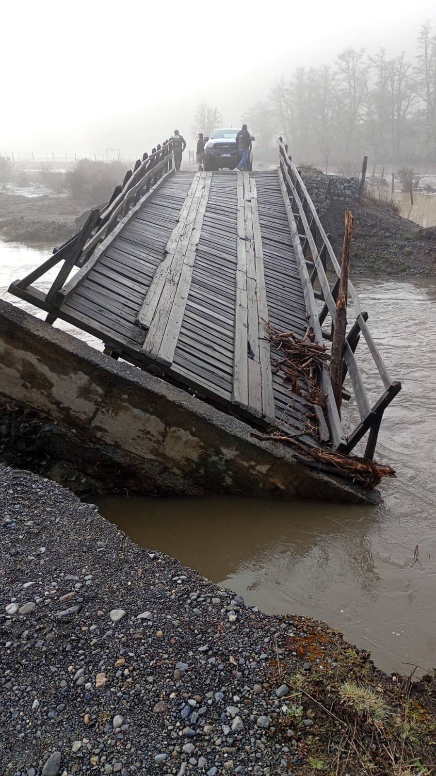 El puente que permitía acceder a Pampa Linda colapsó en septiembre