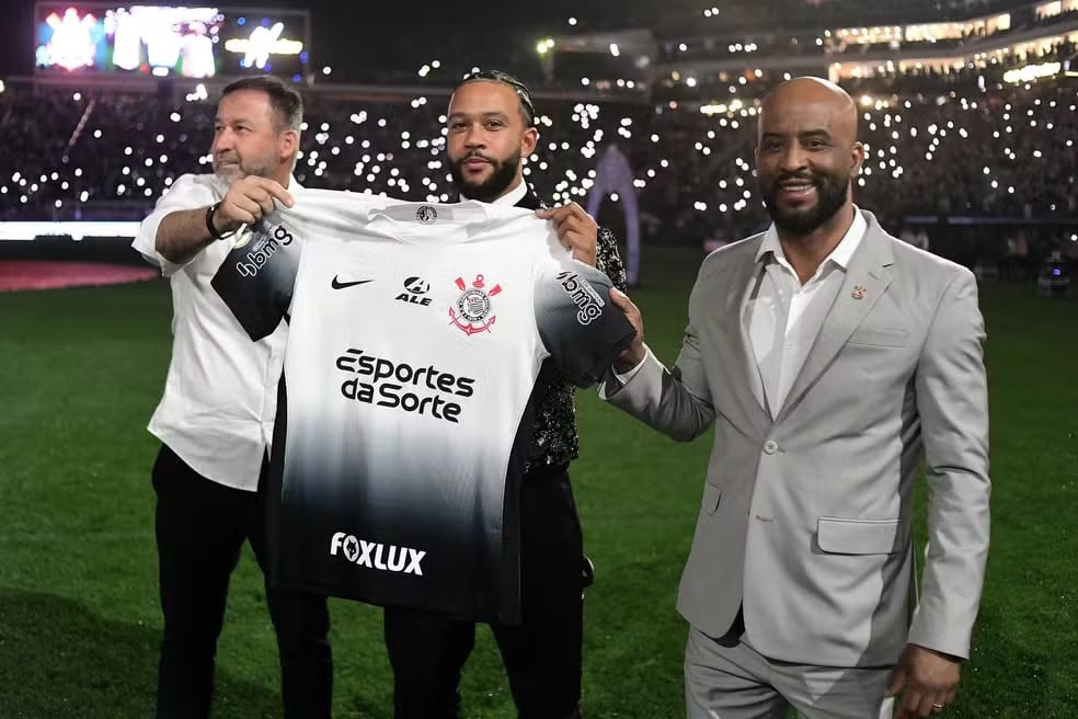 Depay presentado en la Neo Química Arena de Corinthians