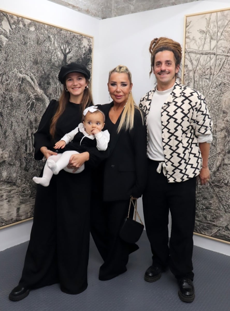 Michel Fassi, su madre y su esposa, junto a su pequeña hija, en la muestra