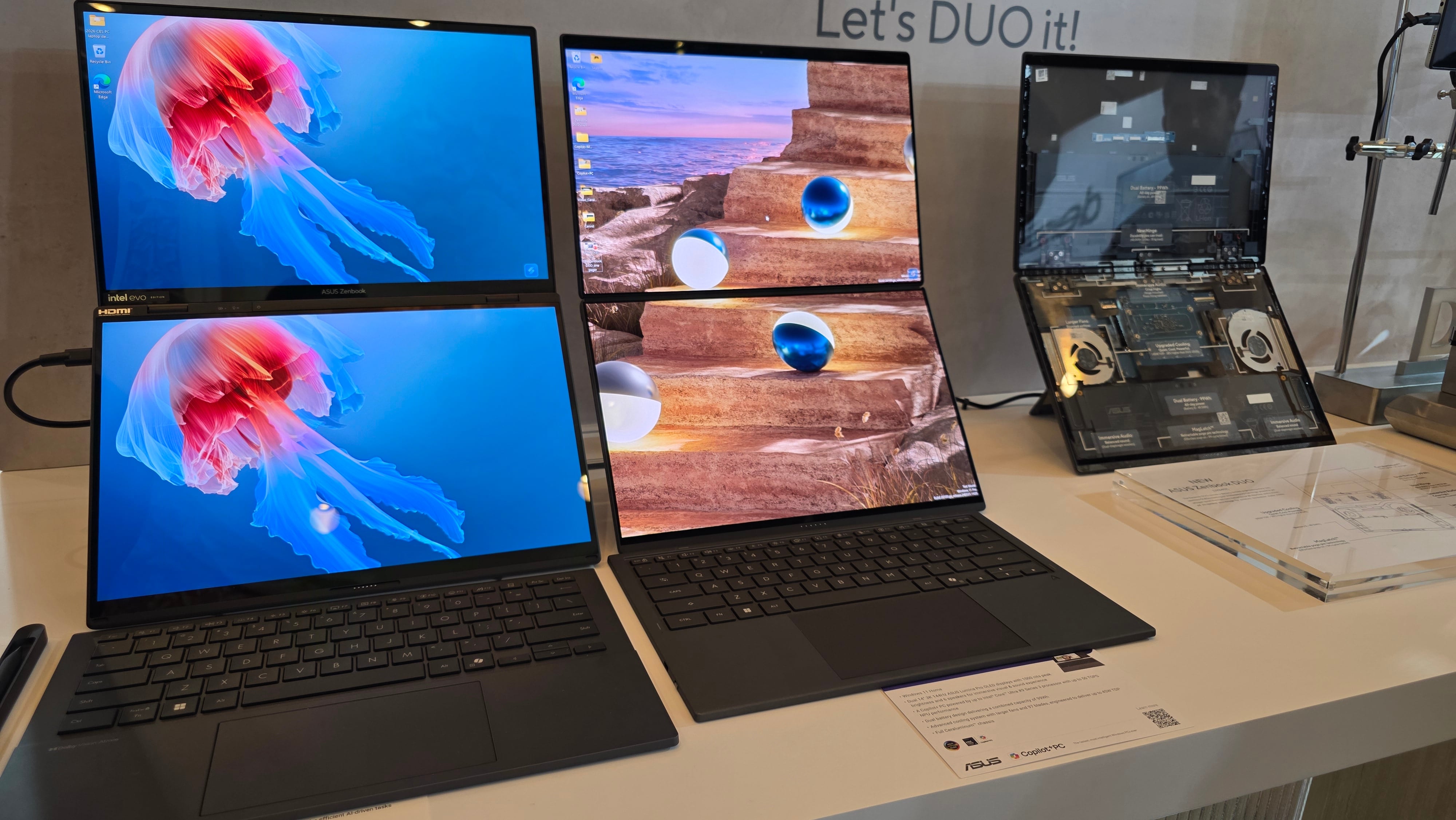 Una vista de la Asus Zenbook Duo 2026 junto al modelo de 2025