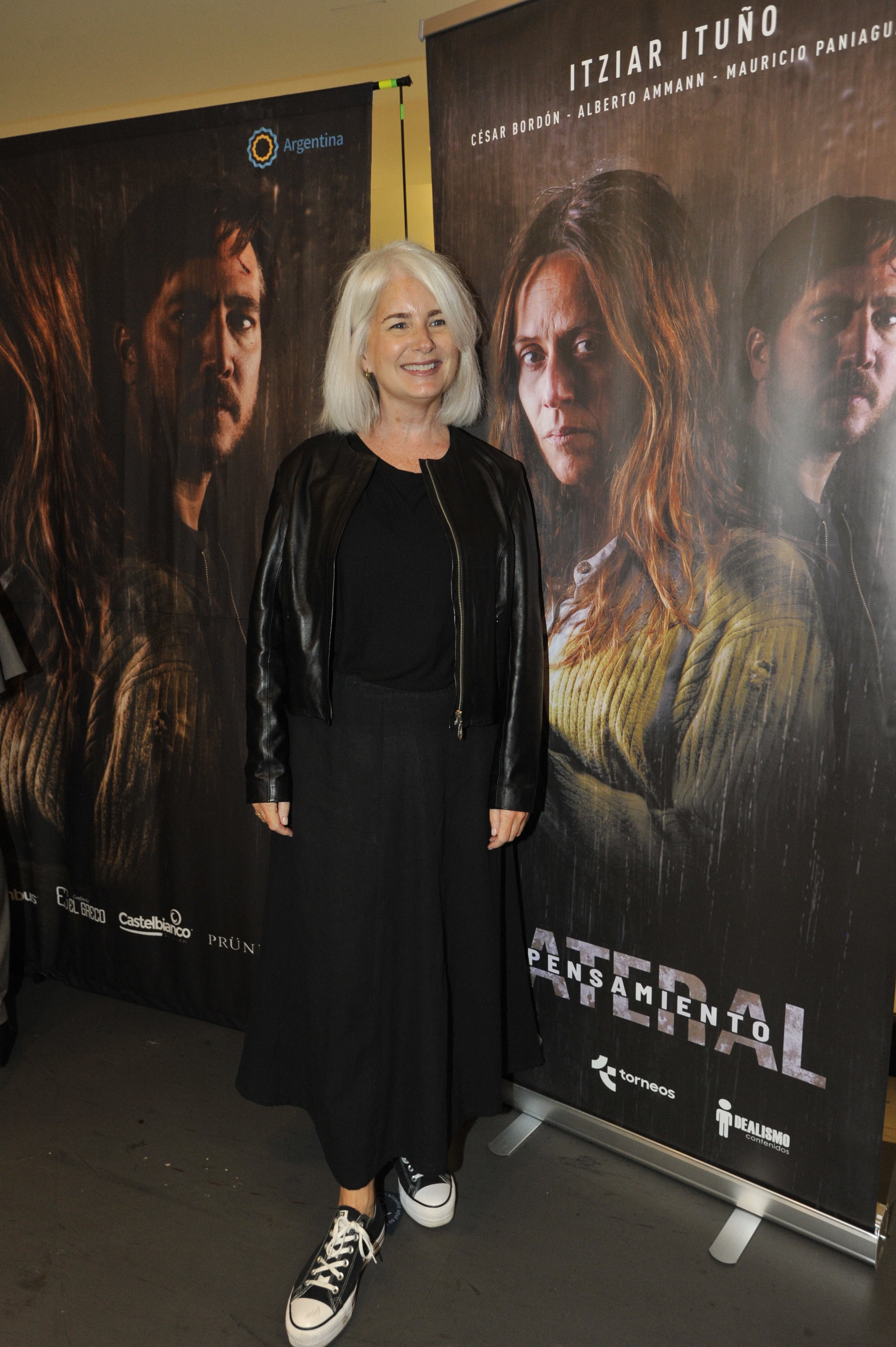 La actriz de la más reciente versión teatral de Made in Lanús optó por un outfit total black, que acompañó por unas cancheras zapatillas de lona