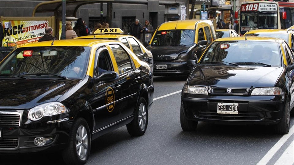 Representantes de taxis y remises reclamaban restricciones a las plataformas digitales por considerar que operaban por fuera del régimen vigente
