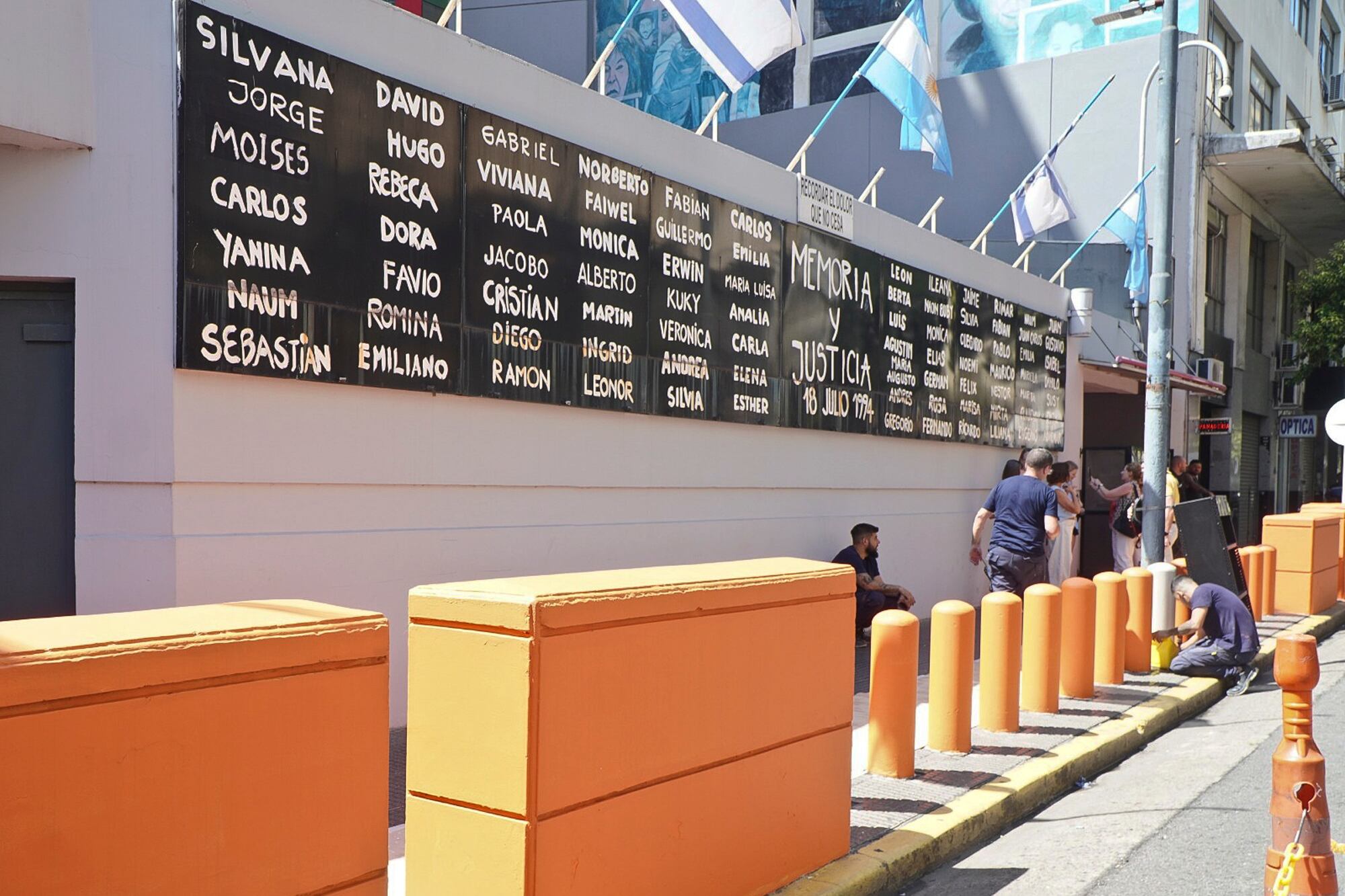 Según pudo saber LA NACION, hace dos semanas que el Ministerio de Seguridad de la Ciudad reforzó la custodia en objetivos vinculados a comunidades judías. Los mismos están bajo la órbita del Departamento Objetivos Sensibles, que depende de la Superintendencia Unidades Especiales, especificaron las fuentes consultadas.