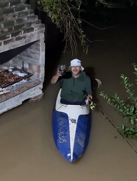 Con bebida y caña de pescar en mano, el asador cumple su objetivo (Foto: X)
