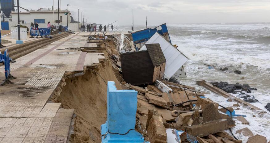 Una parte de la rambla de Huelva, arrasada por la crecida del mar