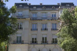 La aristocrática historia del edificio la Embajada de España