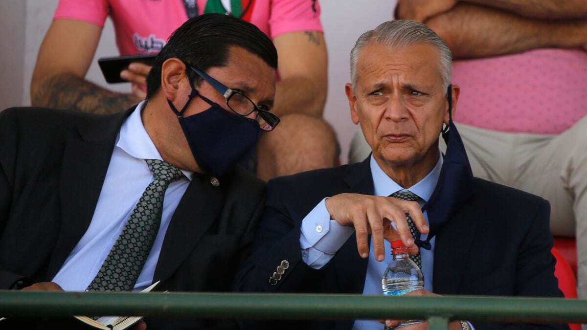 Javier Castrilli junto a Osvaldo Talamilla, quien fue su mano derecha durante su etapa al frente del arbitraje chileno