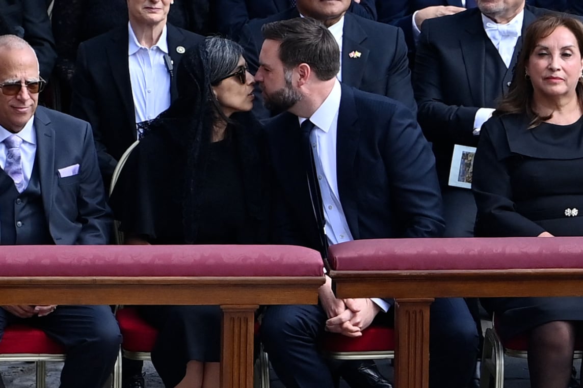 El vicepresidente de Estados Unidos JD Vance besa a su esposa durante la ceremonia inaugural del papa León XIV